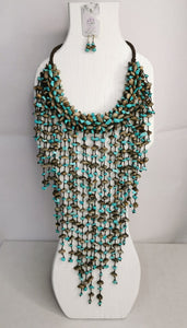 Collar de piedra tejido grande