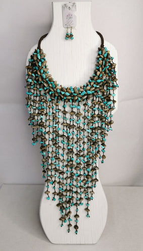 Collar de piedra tejido grande