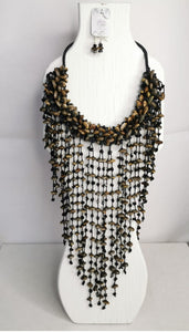 Collar de piedra tejido grande