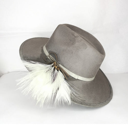 SOMBRERO  GAMUZA CON PLUMA EN ALA